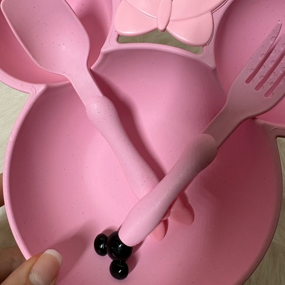 {NEW} Split-Design Wheat Straw Plate with Minnie Mouse Bow & Mickey Ears - Picture 5 of 6